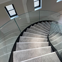 Escalier incurvé de villa, marches et contremarches en marbre de pierre naturelle, projet personnalisé