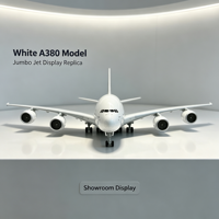 Maquette de jet géant Airbus A380 blanc avec quatre moteurs, train d'atterrissage et structure d'aile détaillée
