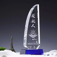Groothandel op maat gemaakte transparante K9 optische glazen trofee kristallen award met aangepast logo zeilboot zandgestraald blauwe basis souvenir cadeau