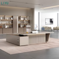 Bureau de direction moderne en bois LIYU, en forme de L, plateau en bois foncé, corps cannelé, prise électrique intégrée, armoire latérale, pour bureau de direction, vente en gros