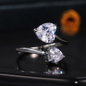 Anello a Forma di Cuore in Cristallo, Argento 925 Placcato Rodio, Montatura a Griffe, Gioiello da Donna per Fidanzamento, Stile Romantico - Product Image 1