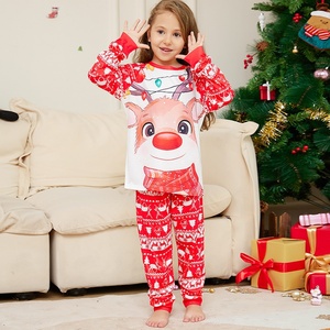 Conjunto de Pijamas Familiares Vermelhos Fofos com Cintura Elástica, Manga Longa, Duas Peças, Malha Tricotada, com Estampa de Rena de Natal para Pais e Filhos - Product Image 3
