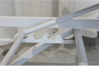 Chaise longue de luxe moderne d'extérieur à dossier haut pour bord de piscine, en plastique blanc avec structure métallique, idéale pour hôtels et villas