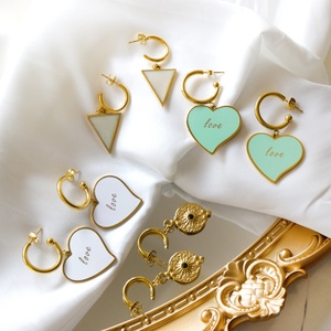 Pendientes de Aro de Acero Inoxidable con Circonitas y Baño de Oro de 18k, Diseño de Letras de Amor, Novedad en Venta - Product Image 1