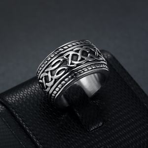 Bague torsadée celtique Viking en acier inoxydable pour homme, style vintage, punk, hip-hop, en acier titane motif vigne de fer - Product Image 5