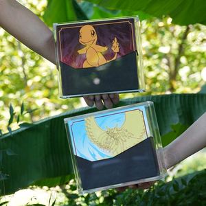 Estuche acrílico para tarjetas con ilustraciones de Charmander y Dragonite para uso en escritorio - Product Image 1