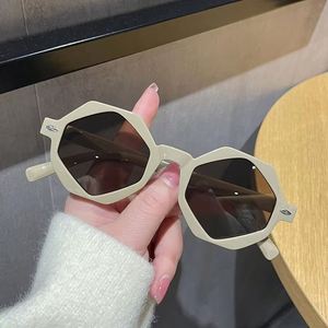 Gafas de Sol Personalizadas con Logotipo, Estilo Vintage 2025, para Hombre y Mujer, Montura Pequeña con Remaches, Protección UV400, Color Jelly, Forma Poligonal - Product Image 3