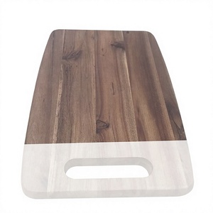 Planche à découper ronde en bois avec bord en résine bleue et poignée - Product Image 3