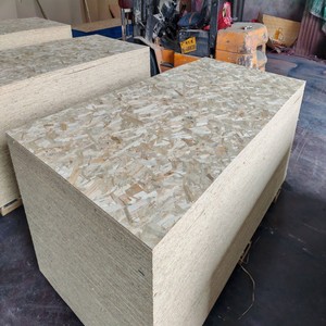 Panneau <span class=keywords><strong>OSB</strong></span> E1 EN300 18mm 4x8, panneau de construction en fibres orientées, pour <span class=keywords><strong>toiture</strong></span>, bardage mural, emballage, vente en gros - Product Image 2
