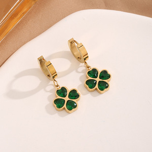 Set di Gioielli da Donna in Acciaio Inossidabile Placcato Oro con Zirconi Verdi, Collana a Cuore, Bracciale e Orecchini a Quadrifoglio - Product Image 2