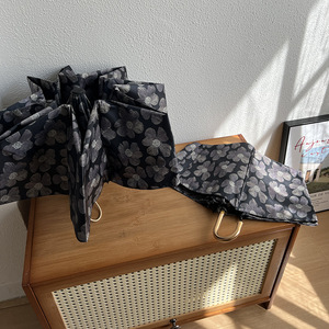 Ombrello Pieghevole a Tre Sezioni di Alta Qualità con Motivo Floreale Nero, Protezione Solare, per Donne, Uso Doppio Sole e Pioggia - Product Image 2