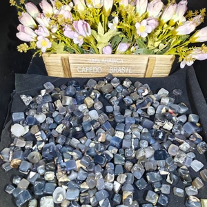 Cristaux <span class=keywords><strong>de</strong></span> méditation en pierres précieuses naturelles à <span class=keywords><strong>prix</strong></span> <span class=keywords><strong>de</strong></span> gros, Agate volcanique sculptée en cube carré pour cadeaux féminins - Product Image 1