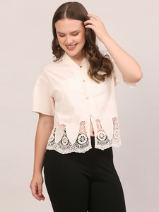 Achetez un haut beige à dentelle avec manches courtes et boutons, un haut décontracté et tendance pour l'été et les occasions quotidiennes pour femmes. - Product Image 4