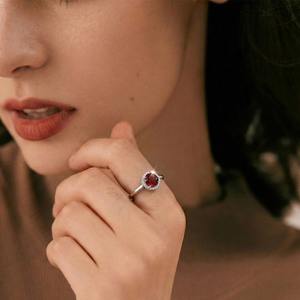 แหวนเงินแท้ 925 ประดับพลอยโกเมนสีแดงทรงกลมและเพชรคิวบิกเซอร์โคเนียทรงรัศมี สำหรับผู้หญิง ของขวัญเครื่องประดับสำหรับงานแต่งงานและงานหมั้น ขายส่ง - Product Image 2