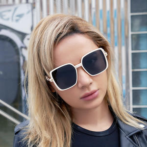 Lunettes de soleil rétro à monture carrée Tr90 pour femmes, verres noirs en PC, UV400, légères, style coréen, surdimensionnées, à la mode, style streetwear - Product Image 4