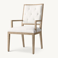 Fauteuil de salle à manger artisanal en chêne massif avec dossier capitonné blanc, assise en tissu rembourré et accoudoirs géométriques pour salles à manger de luxe