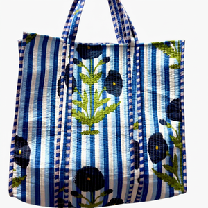 Sac fourre-tout en coton style bohème avec rayures bleues et fleurs brodées, design ouvert pour le shopping - Product Image 1