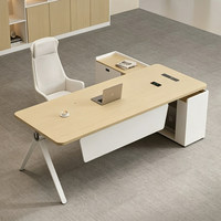 Bureau de direction moderne en bois clair avec pieds en métal et armoire latérale, poste de travail de bureau