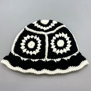 Sombrero de Pescador de Ganchillo Floral Hecho a Mano, Gorro de Invierno Tejido para Mujer - Product Image 2