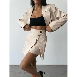Conjunto de Blazer Corto de Satén para Mujer con Detalle de Botones y Minifalda de Manga Larga - Product Image 3