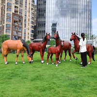 Ensemble de sculptures réalistes de chevaux blancs et bruns en résine de fibre de verre pour parcs d'attractions, ranchs et décoration de paysages extérieurs