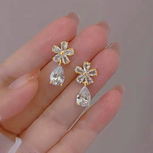 Pendientes colgantes E3760 con flor dorada y cristal de corte pera con engaste de diamantes de imitación para mujer, estilo romántico para fiestas. - Product Image 4