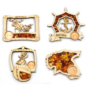 Aimant de réfrigérateur en bois personnalisé de qualité supérieure, Lettonie, Riga, avec ambre naturel, souvenir de voyage, souvenirs de Palanga, Lituanie - Product Image 1