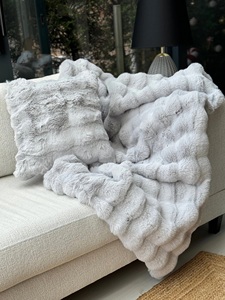 Chăn lông giả thỏ mềm mại hai mặt, chất liệu gân dệt nổi, họa tiết Aztec, kiểu dáng xếp ly, chất liệu giả lông thỏ siêu mềm mại - Product Image 3