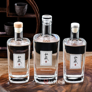 Botellas de Licor Vacías de Vidrio Blanco de Alta Calidad de 500ml/750ml con Tapa de Corcho Esmerilado Negro Mate y Logotipo Personalizado en Relieve para Vodka y <span class=keywords><strong>Whisky</strong></span> - Product Image 3