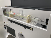 Nouvelle machine de découpe et gravure laser CO2 CNC haute précision 7050 avec refroidissement par eau, contrôle Ruida, Leadshine pour contreplaqué, MDF, pierre, plastique