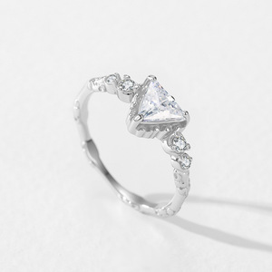 Anello Triangolare in Argento Sterling 925 con Diamante Mosang, Stile Retrò di Lusso, Design di Nicchia alla Moda per Dito Indice - Product Image 3