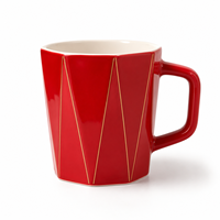 Mug Perjalanan Porselen Merah Bersegi Grosir dengan Garis Emas, Motif Garis Sederhana, Cangkir Kopi dengan Logo Kustom di Bagian Bawah, Aman untuk Microwave dan Mesin Cuci Piring, Bebas BPA