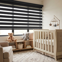 Stores zébrés motorisés intégrés à double couche occultante pour une intimité accrue, occultation totale pour fenêtre de chambre