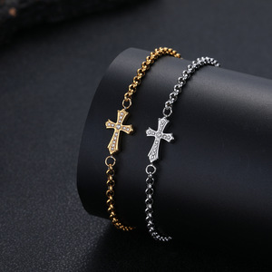 Bracciale a catena con croce in acciaio inossidabile tempestato di cristalli, bicolore oro e argento - Product Image 5