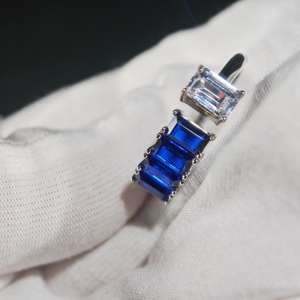高品質工場直販の個性的なデザインの宝石リング、925スターリングシルバーバゲットサファイアオープンエンドリング、女性男性向け - Product Image 2