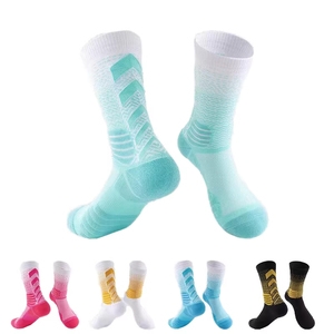 Chaussettes de basketball montantes haut de gamme à dégradé, tricotées, épaissies pour l'été, professionnelles pour la compétition, pratiques et de haute qualité, en gros - Product Image 1