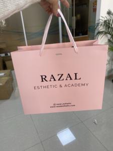 Sacs cadeaux en papier rose personnalisés avec estampage à chaud doré et poignées en ruban - Sacs de shopping de luxe pour boutiques - Product Image 6