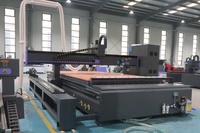 Routeur CNC de haute qualité pour le travail du bois avec quatrième axe rotatif de type mandrin pour les pieds de meubles, les trophées et la sculpture décorative sur bois