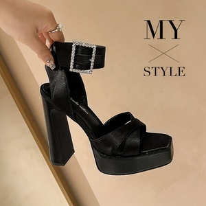 صندل صيفي أنيق بكعب سميك 13 سم، مفتوح من الأمام والخلف، مقاوم للماء، مع حزام وإبزيم، بلون واحد من الجلد اللامع - Product Image 3