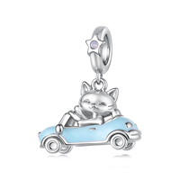 Pendentif Chat Mignon Plaqué Argent Conduisant une Voiture Bleue avec Incrustation de Zircon Étoile, Bijou Unisexe Cadeau