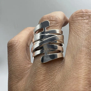 Anello da Donna Creativo in Stile Coreano, Anello Avvolgente Multistrato Liscio e Audace, Accessorio per Mano con Linee Geometriche - Product Image 5
