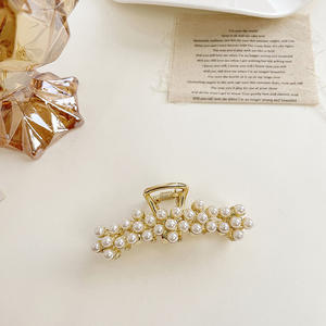 Accessorio per capelli in metallo per volume medio dei capelli. Perla al Collo. Design a Forma di Squalo Non Danneggia i Capelli. - Product Image 2