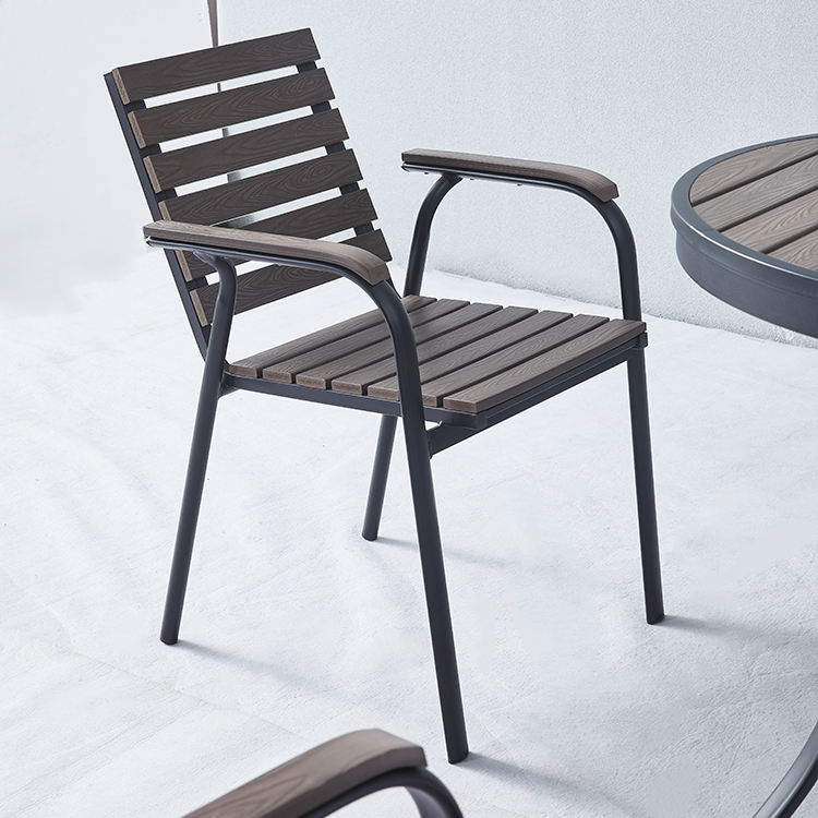 Chaise empilable gris foncé