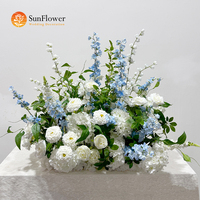 Décoration de table de réception de mariage avec rangée de fleurs d'hortensia bleu frais