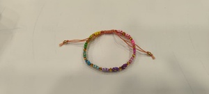 Bracelet artisanal Sstringz en perles Miyuki Delica violet lavande avec motif géométrique doré et turquoise, bijoux bohèmes ajustables - Product Image 4
