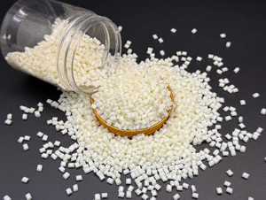 ผู้ผลิตวัสดุพลาสติกเรซิน TPU รับผลิตเม็ด TPU สำหรับงานฉีดขึ้นรูปตามสั่ง เกรดสำหรับงานยึดติดที่มีความแข็งแรงสูง สำหรับงานหนัง - Product Image 3