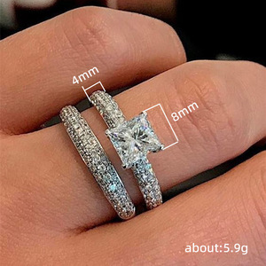 Set di Anelli con Moissanite Simulata Quadrata per Donne, Regalo Romantico per Coppie con Fede Abbinata - Product Image 5