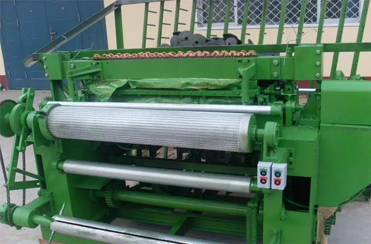 2023 year 0.7-1.2mm and 12.7mm hole size weld wire mesh roll making machine