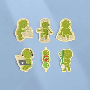 Venta al por mayor de moda SMISKI muñeca de dibujos animados alfileres de esmalte suave lindo esquina pequeña persona estilo Metal Pin insignia fundición al por mayor moda - Product Image 2