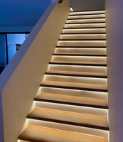 Prima Lumière LED de luxe avec capteur Escalier droit Conception personnalisée Escalier rampe en bois Main courante Escalier intérieur